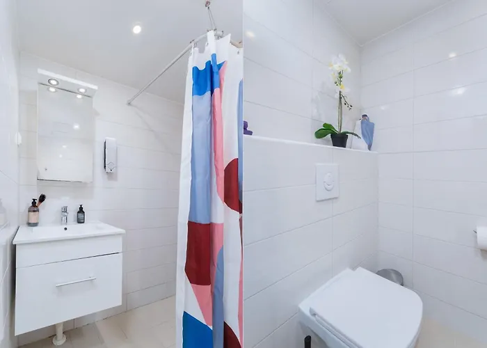 Lovely Aisa | Balcony *